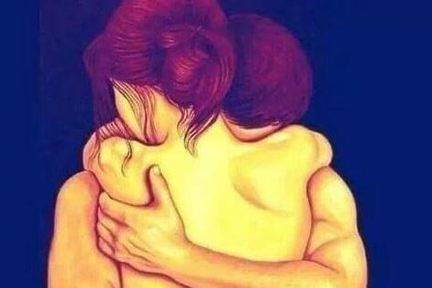 裸で抱き合うカップル