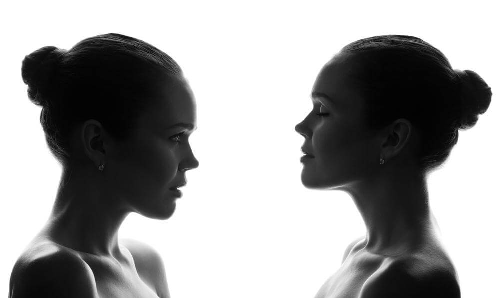 自分自身と向き合う女性