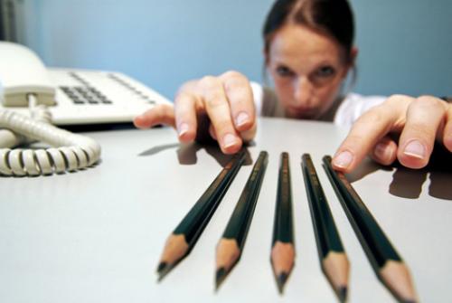 鉛筆を並べる女性