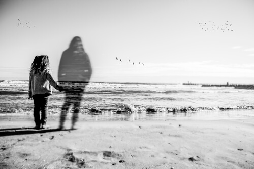 母親が不在の少女