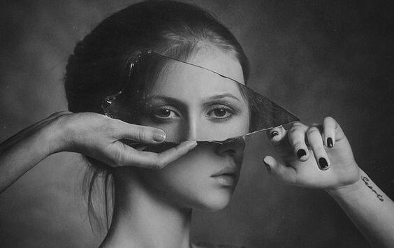 鏡の破片に映る女性の目