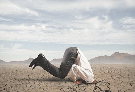 地面に埋もれる男性