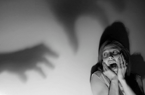 影を恐れる女性