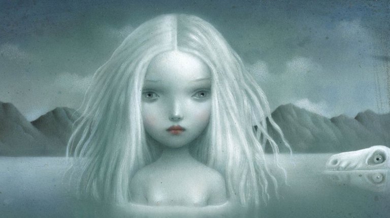 湖の中の白髪の少女