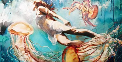 クラゲと泳ぐ女性