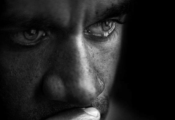 泣いている男性