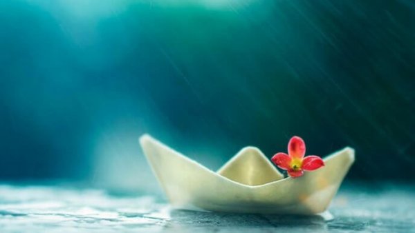 雨の中の小舟
