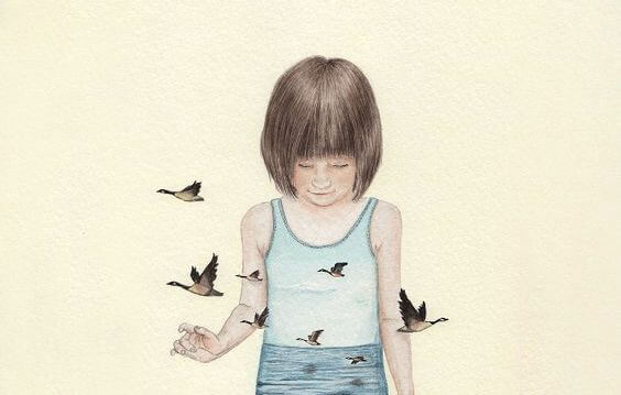 空のシャツを着た少女と鳥