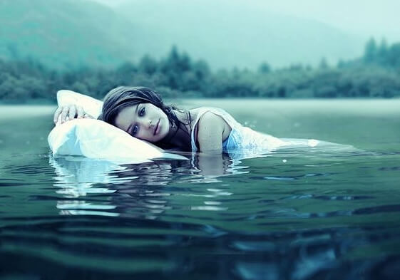 水の上に浮かぶ女性