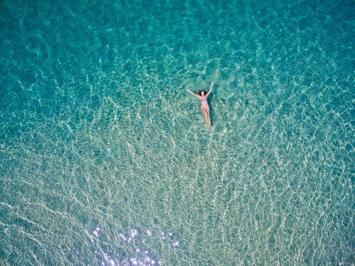 海の中の女性