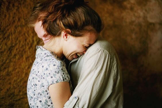 抱き合う男女