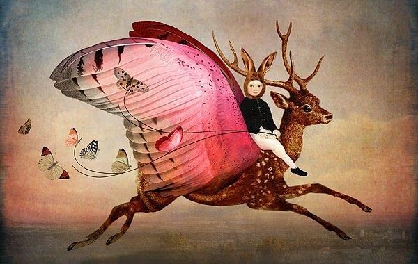 羽の生えた鹿に乗る子供