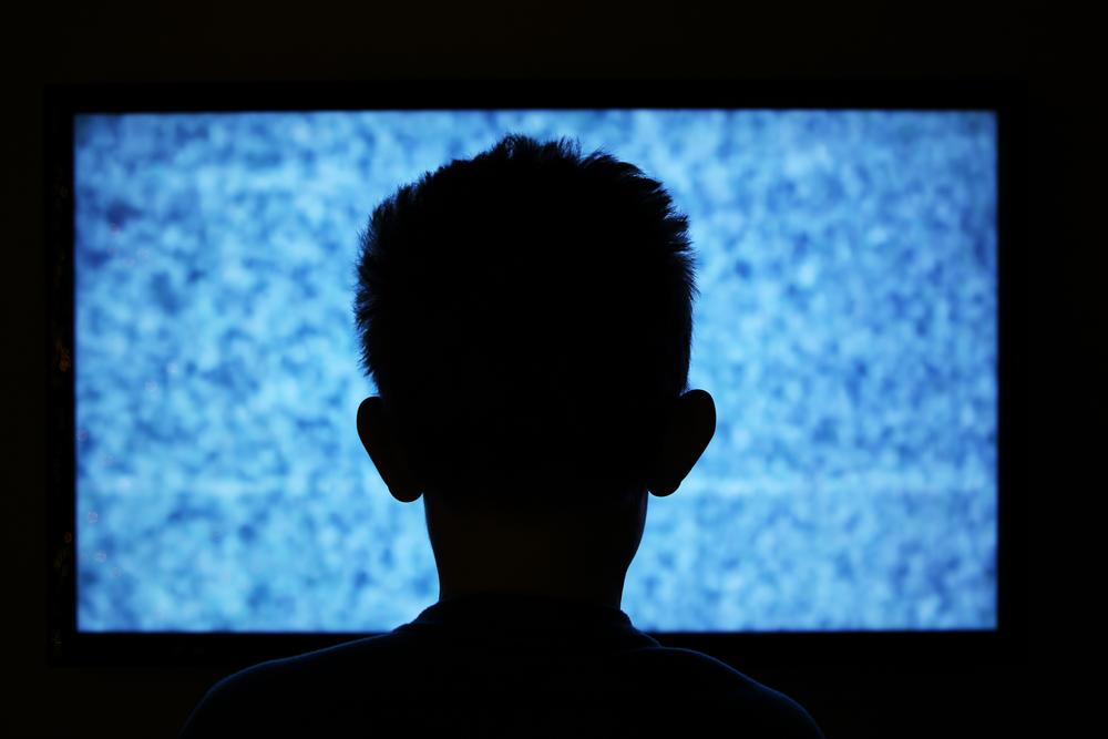 テレビの前の子供