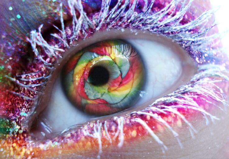 虹色の目