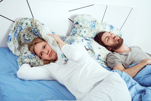 いびきで眠れない女性