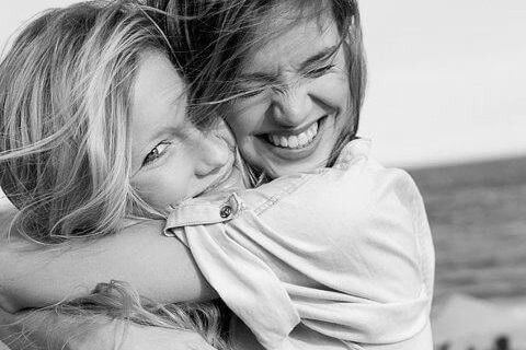 抱き合う二人の女性