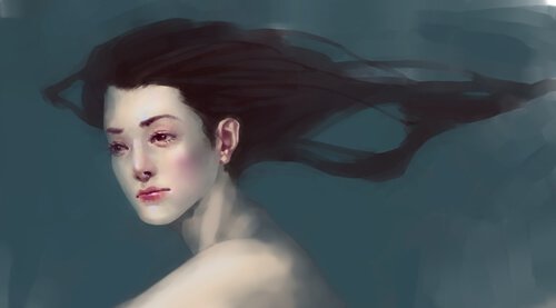 不安げに肩越しを見つめる黒髪の女性