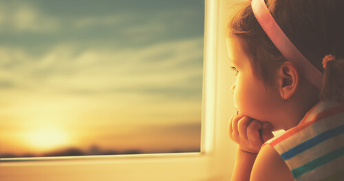 夕暮れを眺める少女