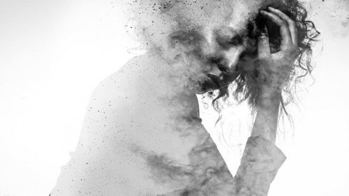 女性の影に映る雲