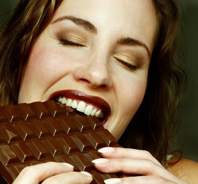 チョコレートをかじる女性