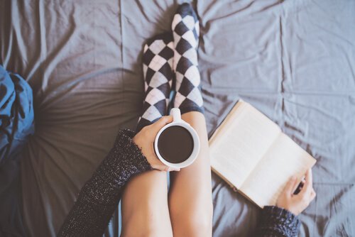 コーヒー片手に本を読む