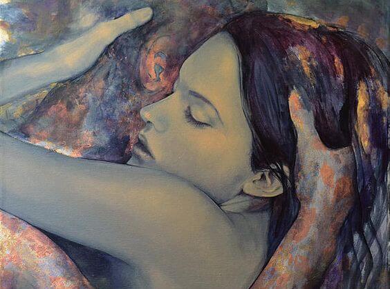 相手の頭を抱く女性