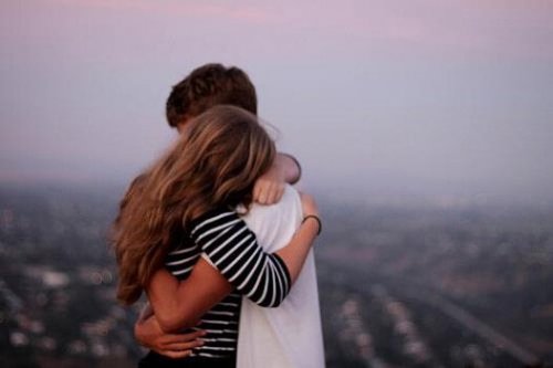 抱き合うカップル