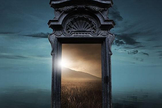 扉の向こうに広がる草原