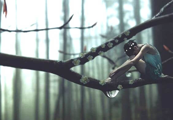 木の枝に座る女性のフィギア