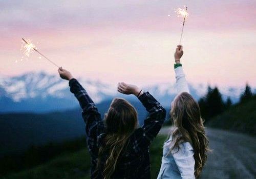 花火を空に掲げる二人の少女