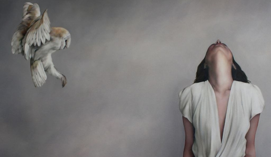 フクロウと上を見上げる女性