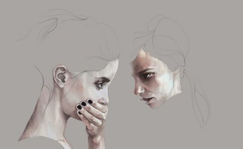 口をふさぐ女性