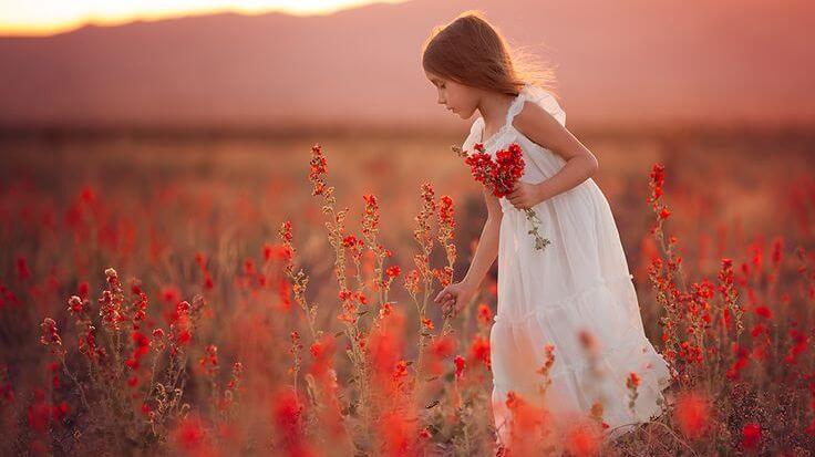 赤い花を摘む女の子