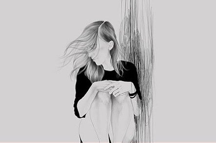 壁際に座り込む女性