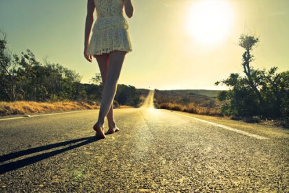 裸足で道を歩く女性