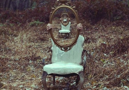鏡と椅子