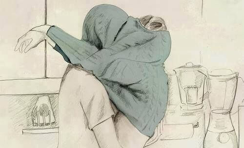 セーターの中でキスをする二人