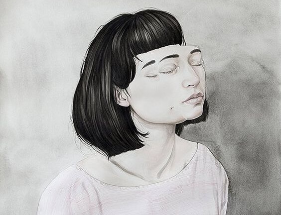 顔がはがれていく女性