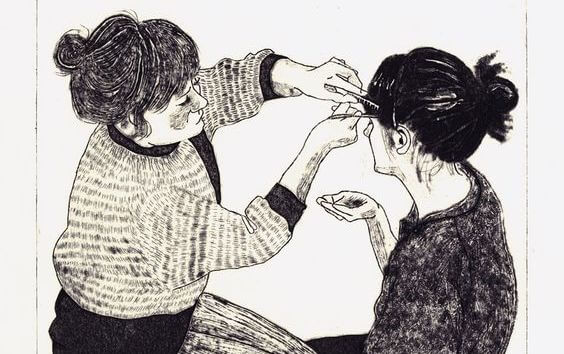 姉妹の髪を切る