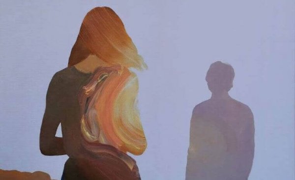 向き合う男女の影
