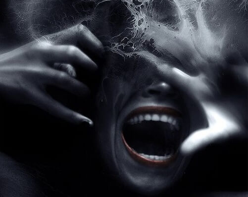 叫び声をあげる女性