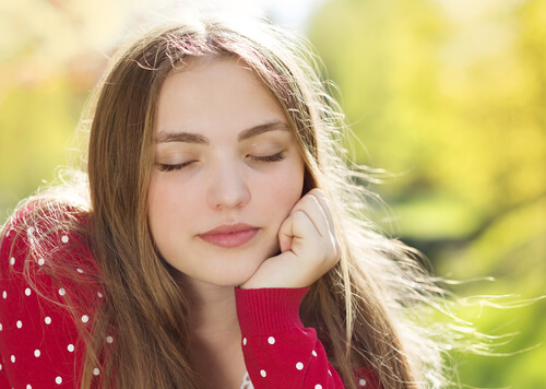 目を閉じる女性