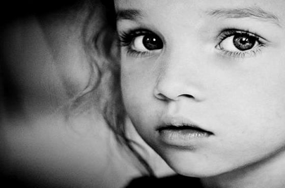 見つめる女の子