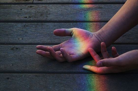 手に映る虹