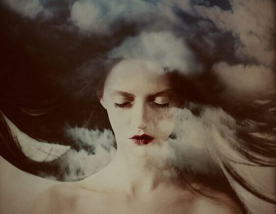 雲に浮かぶ女性の顔