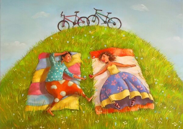 丘に寝転ぶカップルと自転車