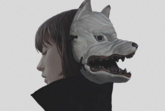 狐の仮面を後ろ向きに被った女性