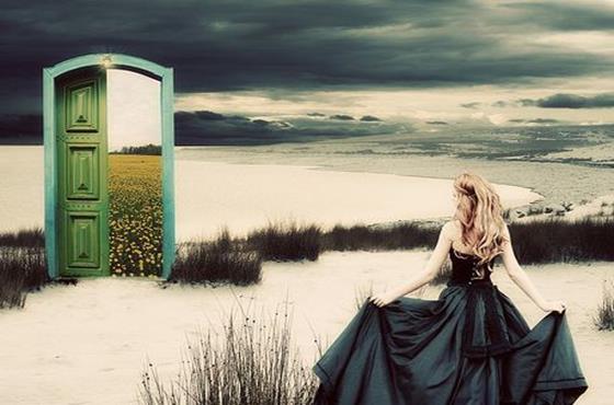 黒いドレスの女性と緑の扉