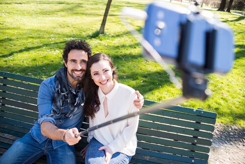 カップルでセルフィーをとる人