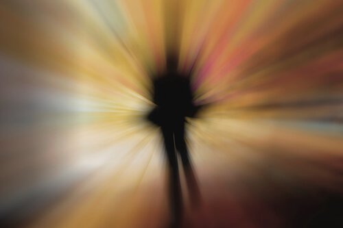 後光の差す男性の影